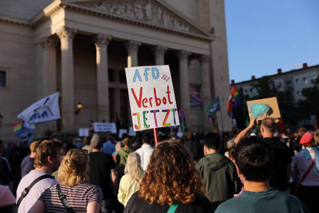 Eine Demonstrantin mit Schild AfD Verbot Jetzt während einer Kundgebung gegen die Partei Alternative für Deutschland AfD nach deren Wahlsieg bei der Landtagswahl in Sachsen-Anhalt, Alter Markt, Potsdam, 7. September 2026. Kundgebung gegen AfD in Potsdam