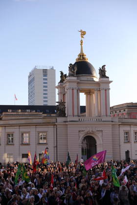 Demonstranten am Landtag während einer Kundgebung gegen die Partei Alternative für Deutschland AfD nach deren Wahlsieg bei der Landtagswahl in Sachsen-Anhalt, Alter Markt, Potsdam, 7. September 2026. Kundgebung gegen AfD in Potsdam