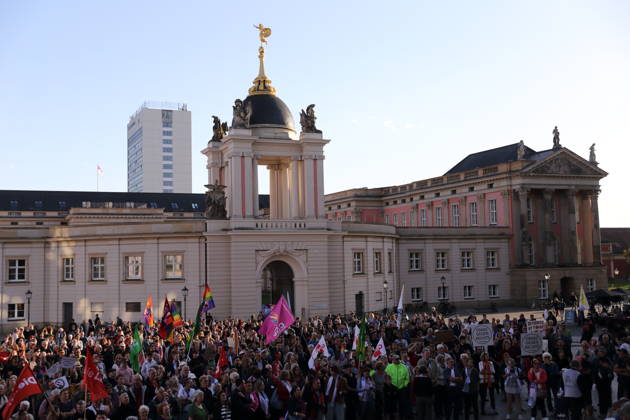 Demonstranten am Landtag während einer Kundgebung gegen die Partei Alternative für Deutschland AfD nach deren Wahlsieg bei der Landtagswahl in Sachsen-Anhalt, Alter Markt, Potsdam, 7. September 2026. Kundgebung gegen AfD in Potsdam