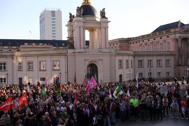 Demonstranten am Landtag während einer Kundgebung gegen die Partei Alternative für Deutschland AfD nach deren Wahlsieg bei der Landtagswahl in Sachsen-Anhalt, Alter Markt, Potsdam, 7. September 2026. Kundgebung gegen AfD in Potsdam