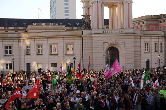 Demonstranten am Landtag während einer Kundgebung gegen die Partei Alternative für Deutschland AfD nach deren Wahlsieg bei der Landtagswahl in Sachsen-Anhalt, Alter Markt, Potsdam, 7. September 2026. Kundgebung gegen AfD in Potsdam
