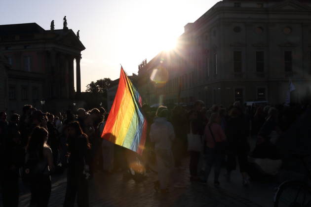 Demonstranten mit Regenbogenfahne während einer Kundgebung gegen die Partei Alternative für Deutschland AfD nach deren Wahlsieg bei der Landtagswahl in Sachsen-Anhalt, Alter Markt, Potsdam, 7. September 2026. Kundgebung gegen AfD in Potsdam
