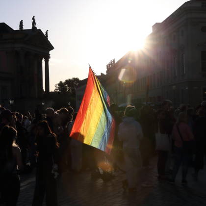 Demonstranten mit Regenbogenfahne während einer Kundgebung gegen die Partei Alternative für Deutschland AfD nach deren Wahlsieg bei der Landtagswahl in Sachsen-Anhalt, Alter Markt, Potsdam, 7. September 2026. Kundgebung gegen AfD in Potsdam