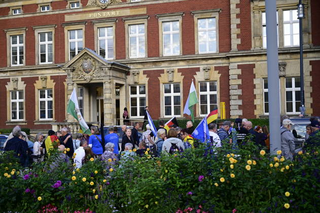 Die traditionelle Görlitzer Montagsdemonstration unter dem heutigen Motto 1000 für Görlitz Gemeinsam. Friedlich. Sichtbar. mit dem erklärten Ziel, die Marke von 1000 Teilnehmenden auf dem Postplatz zu erreichen. Hintergrund: Die wöchentlichen Montagsdemos in Görlitz laufen unter Slogans für Frieden, Freiheit und Demokratie, werden jedoch vom Verfassungsschutz als extremistisch eingestuft und beobachtet. Görlitz, 07.09.2026 Copyright: xMatthiasxWehnertx