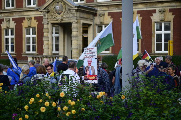 Die traditionelle Görlitzer Montagsdemonstration unter dem heutigen Motto 1000 für Görlitz Gemeinsam. Friedlich. Sichtbar. mit dem erklärten Ziel, die Marke von 1000 Teilnehmenden auf dem Postplatz zu erreichen. Hintergrund: Die wöchentlichen Montagsdemos in Görlitz laufen unter Slogans für Frieden, Freiheit und Demokratie, werden jedoch vom Verfassungsschutz als extremistisch eingestuft und beobachtet. Görlitz, 07.09.2026 Copyright: xMatthiasxWehnertx
