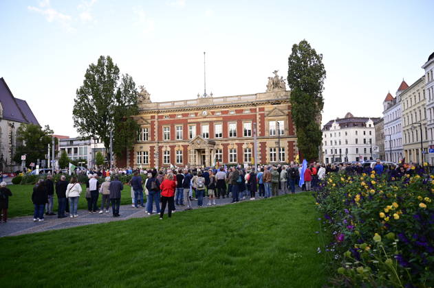 Die traditionelle Görlitzer Montagsdemonstration unter dem heutigen Motto 1000 für Görlitz Gemeinsam. Friedlich. Sichtbar. mit dem erklärten Ziel, die Marke von 1000 Teilnehmenden auf dem Postplatz zu erreichen. Hintergrund: Die wöchentlichen Montagsdemos in Görlitz laufen unter Slogans für Frieden, Freiheit und Demokratie, werden jedoch vom Verfassungsschutz als extremistisch eingestuft und beobachtet. Görlitz, 07.09.2026 Copyright: xMatthiasxWehnertx
