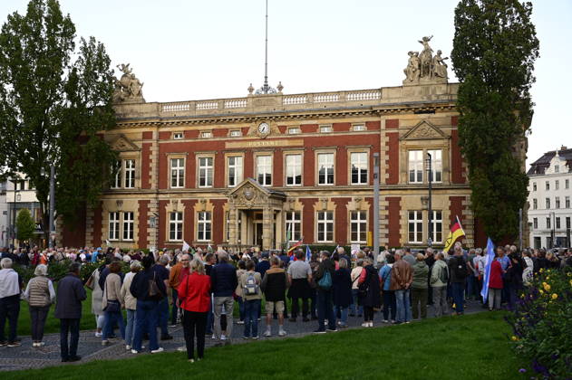 Die traditionelle Görlitzer Montagsdemonstration unter dem heutigen Motto 1000 für Görlitz Gemeinsam. Friedlich. Sichtbar. mit dem erklärten Ziel, die Marke von 1000 Teilnehmenden auf dem Postplatz zu erreichen. Hintergrund: Die wöchentlichen Montagsdemos in Görlitz laufen unter Slogans für Frieden, Freiheit und Demokratie, werden jedoch vom Verfassungsschutz als extremistisch eingestuft und beobachtet. Görlitz, 07.09.2026 Copyright: xMatthiasxWehnertx