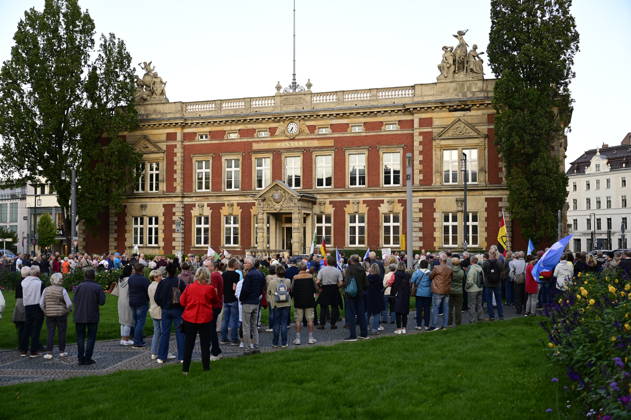 Die traditionelle Görlitzer Montagsdemonstration unter dem heutigen Motto 1000 für Görlitz Gemeinsam. Friedlich. Sichtbar. mit dem erklärten Ziel, die Marke von 1000 Teilnehmenden auf dem Postplatz zu erreichen. Hintergrund: Die wöchentlichen Montagsdemos in Görlitz laufen unter Slogans für Frieden, Freiheit und Demokratie, werden jedoch vom Verfassungsschutz als extremistisch eingestuft und beobachtet. Görlitz, 07.09.2026 Copyright: xMatthiasxWehnertx