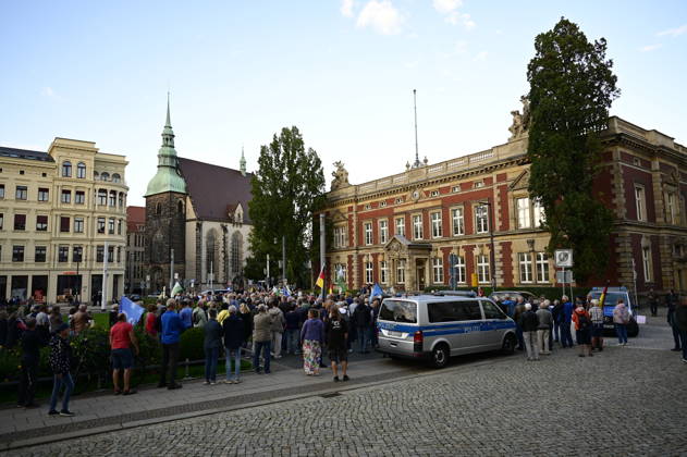 Die traditionelle Görlitzer Montagsdemonstration unter dem heutigen Motto 1000 für Görlitz Gemeinsam. Friedlich. Sichtbar. mit dem erklärten Ziel, die Marke von 1000 Teilnehmenden auf dem Postplatz zu erreichen. Hintergrund: Die wöchentlichen Montagsdemos in Görlitz laufen unter Slogans für Frieden, Freiheit und Demokratie, werden jedoch vom Verfassungsschutz als extremistisch eingestuft und beobachtet. Görlitz, 07.09.2026 Copyright: xMatthiasxWehnertx