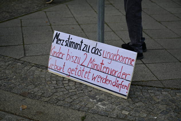 Die traditionelle Görlitzer Montagsdemonstration unter dem heutigen Motto 1000 für Görlitz Gemeinsam. Friedlich. Sichtbar. mit dem erklärten Ziel, die Marke von 1000 Teilnehmenden auf dem Postplatz zu erreichen. Hintergrund: Die wöchentlichen Montagsdemos in Görlitz laufen unter Slogans für Frieden, Freiheit und Demokratie, werden jedoch vom Verfassungsschutz als extremistisch eingestuft und beobachtet. Görlitz, 07.09.2026 Copyright: xMatthiasxWehnertx