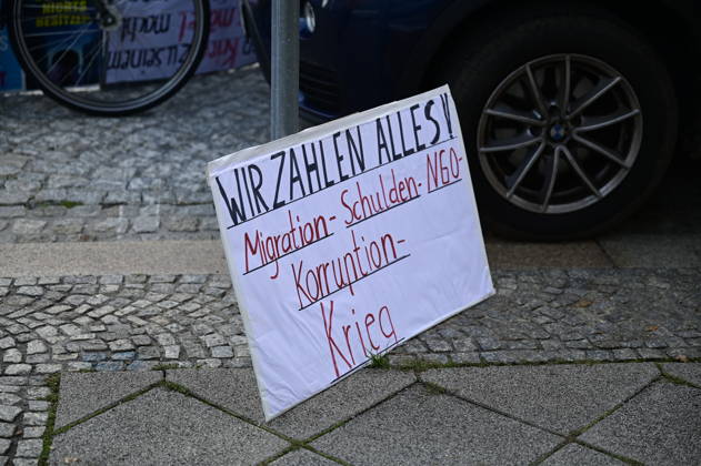 Die traditionelle Görlitzer Montagsdemonstration unter dem heutigen Motto 1000 für Görlitz Gemeinsam. Friedlich. Sichtbar. mit dem erklärten Ziel, die Marke von 1000 Teilnehmenden auf dem Postplatz zu erreichen. Hintergrund: Die wöchentlichen Montagsdemos in Görlitz laufen unter Slogans für Frieden, Freiheit und Demokratie, werden jedoch vom Verfassungsschutz als extremistisch eingestuft und beobachtet. Görlitz, 07.09.2026 Copyright: xMatthiasxWehnertx