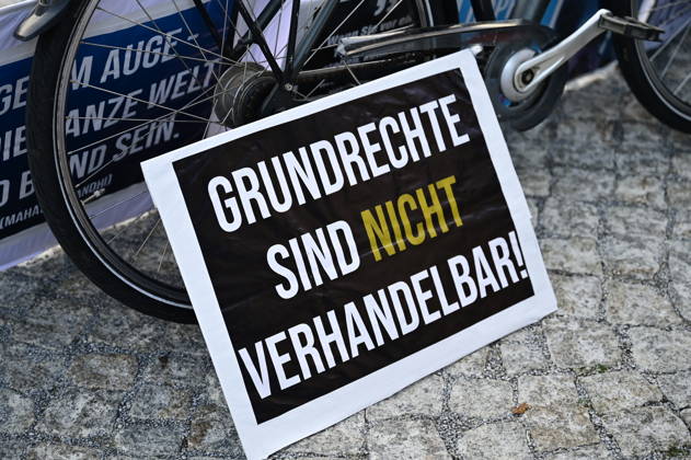 Die traditionelle Görlitzer Montagsdemonstration unter dem heutigen Motto 1000 für Görlitz Gemeinsam. Friedlich. Sichtbar. mit dem erklärten Ziel, die Marke von 1000 Teilnehmenden auf dem Postplatz zu erreichen. Hintergrund: Die wöchentlichen Montagsdemos in Görlitz laufen unter Slogans für Frieden, Freiheit und Demokratie, werden jedoch vom Verfassungsschutz als extremistisch eingestuft und beobachtet. Görlitz, 07.09.2026 Copyright: xMatthiasxWehnertx