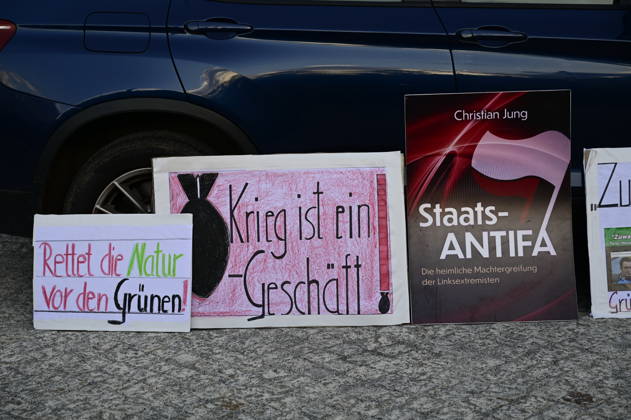Die traditionelle Görlitzer Montagsdemonstration unter dem heutigen Motto 1000 für Görlitz Gemeinsam. Friedlich. Sichtbar. mit dem erklärten Ziel, die Marke von 1000 Teilnehmenden auf dem Postplatz zu erreichen. Hintergrund: Die wöchentlichen Montagsdemos in Görlitz laufen unter Slogans für Frieden, Freiheit und Demokratie, werden jedoch vom Verfassungsschutz als extremistisch eingestuft und beobachtet. Görlitz, 07.09.2026 Copyright: xMatthiasxWehnertx