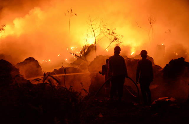 Galuga Landfill Fire Disaster In Bogor Indonesia Firefighters work to extinguish a fire at the Galuga landfill site in Bogor, West Java, Indonesia, on September 7, 2026. El Nino, an extreme climate phenomenon, triggers delays in the rainy season and prolongs the dry season, intensifying the severity and accelerating the spread of hotspots across various regions in Indonesia. Bogor Indonesia  Copyright: xAdrianaxAdiex originalFilename: adinandra-notitle260907_npkxS.jpg