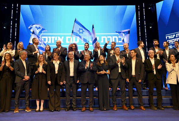 (C) Gadi Eisenkot, head of the Yashar, Straight, Party,applauds with members of his party at the end of a campaign event in Rosh HaAyin on Monday, September 7, 2026. Israelis will head to the polls on October 27, to vote for a new government for the 26th Knesset, Parliament.  JER2026090716 DEBBIExHILL