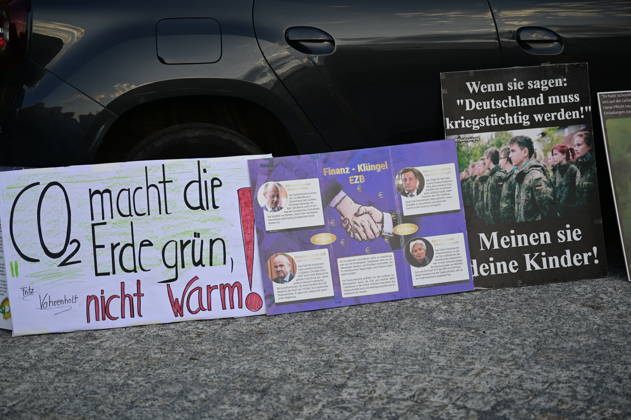 Die traditionelle Görlitzer Montagsdemonstration unter dem heutigen Motto 1000 für Görlitz Gemeinsam. Friedlich. Sichtbar. mit dem erklärten Ziel, die Marke von 1000 Teilnehmenden auf dem Postplatz zu erreichen. Hintergrund: Die wöchentlichen Montagsdemos in Görlitz laufen unter Slogans für Frieden, Freiheit und Demokratie, werden jedoch vom Verfassungsschutz als extremistisch eingestuft und beobachtet. Görlitz, 07.09.2026 Copyright: xMatthiasxWehnertx