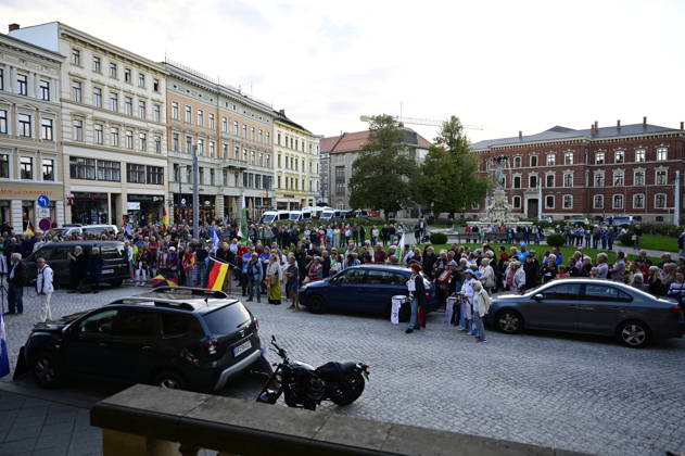 Die traditionelle Görlitzer Montagsdemonstration unter dem heutigen Motto 1000 für Görlitz Gemeinsam. Friedlich. Sichtbar. mit dem erklärten Ziel, die Marke von 1000 Teilnehmenden auf dem Postplatz zu erreichen. Hintergrund: Die wöchentlichen Montagsdemos in Görlitz laufen unter Slogans für Frieden, Freiheit und Demokratie, werden jedoch vom Verfassungsschutz als extremistisch eingestuft und beobachtet. Görlitz, 07.09.2026 Copyright: xMatthiasxWehnertx