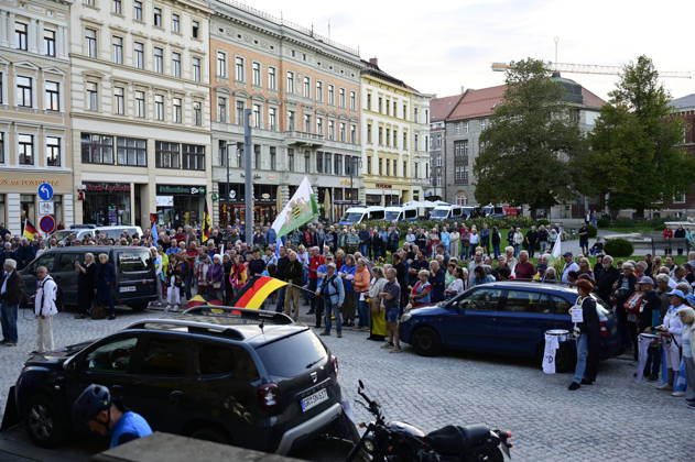 Die traditionelle Görlitzer Montagsdemonstration unter dem heutigen Motto 1000 für Görlitz Gemeinsam. Friedlich. Sichtbar. mit dem erklärten Ziel, die Marke von 1000 Teilnehmenden auf dem Postplatz zu erreichen. Hintergrund: Die wöchentlichen Montagsdemos in Görlitz laufen unter Slogans für Frieden, Freiheit und Demokratie, werden jedoch vom Verfassungsschutz als extremistisch eingestuft und beobachtet. Görlitz, 07.09.2026 Copyright: xMatthiasxWehnertx