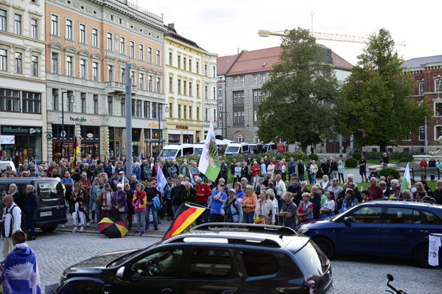 Die traditionelle Görlitzer Montagsdemonstration unter dem heutigen Motto 1000 für Görlitz Gemeinsam. Friedlich. Sichtbar. mit dem erklärten Ziel, die Marke von 1000 Teilnehmenden auf dem Postplatz zu erreichen. Hintergrund: Die wöchentlichen Montagsdemos in Görlitz laufen unter Slogans für Frieden, Freiheit und Demokratie, werden jedoch vom Verfassungsschutz als extremistisch eingestuft und beobachtet. Görlitz, 07.09.2026 Copyright: xMatthiasxWehnertx