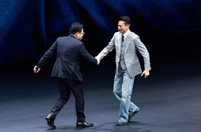 GUANGZHOU, CHINA - SEPTEMBER 07: Andy Lau, brand ambassador for Ultimate Design, meets with Richard Yu, CEO of Huawei s Consumer Business Group and Chairman of the Intelligent Automotive Solution BU, during the launch of the Huawei tri-fold Mate XT 2 Ultimate Design featuring the Kirin 9050 Pro chip on September 7, 2026 in Guangzhou, Guangdong Province of China.  Copyright: xVCGx 111664711328