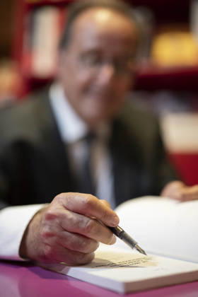 Francois Hollande Book Signing - Paris Former French President Francois Hollande during a book signing for his new book « Unir » in Paris on September 7, 2026. Photo by Eliot Blondet ABACAPRESS.COM Paris France France  Copyright: xBlondetxEliot ABACAx