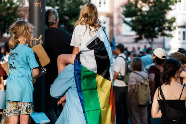 Deutschland, Aachen (Katschhof): Demo mit Tausenden Menschen am Tag nach der Landtagswahl in Sachsen - Anhalt, Demonstration, Protest, Anti - AfD, Anti - Faschismus, Schilder, Banner, Transparente, Regenbogen, Pride - Flaggen Copyright: xThiemoxRudolphx