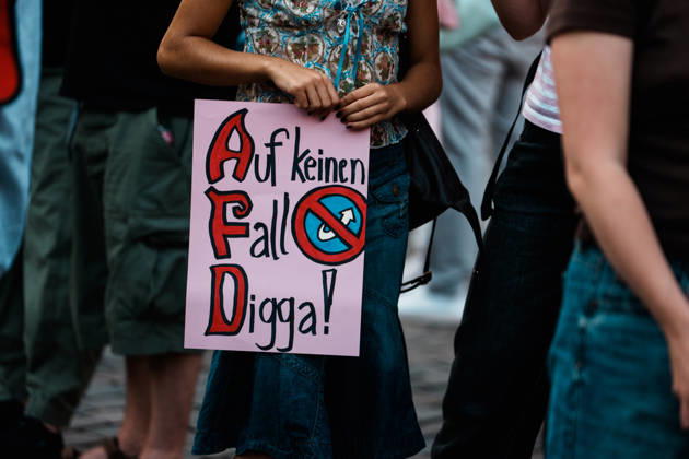 Deutschland, Aachen (Katschhof): Demo mit Tausenden Menschen am Tag nach der Landtagswahl in Sachsen - Anhalt, Demonstration, Protest, Anti - AfD, Anti - Faschismus, Schilder, Banner, Transparente, Flaggen, Menschenmenge Copyright: xThiemoxRudolphx