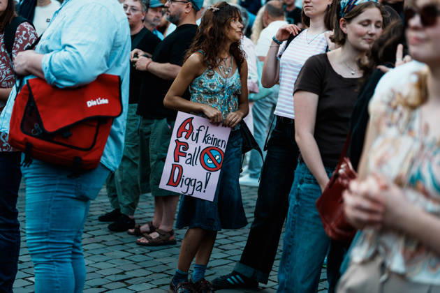 Deutschland, Aachen (Katschhof): Demo mit Tausenden Menschen am Tag nach der Landtagswahl in Sachsen - Anhalt, Demonstration, Protest, Anti - AfD, Anti - Faschismus, Schilder, Banner, Transparente, Flaggen, Menschenmenge Copyright: xThiemoxRudolphx