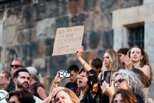 Deutschland, Aachen (Katschhof): Demo mit Tausenden Menschen am Tag nach der Landtagswahl in Sachsen - Anhalt, Demonstration, Protest, Anti - AfD, Anti - Faschismus, Schilder, Banner, Transparente, Flaggen, Menschenmenge, Verbotsverfahren, Prüffall Copyright: xThiemoxRudolphx