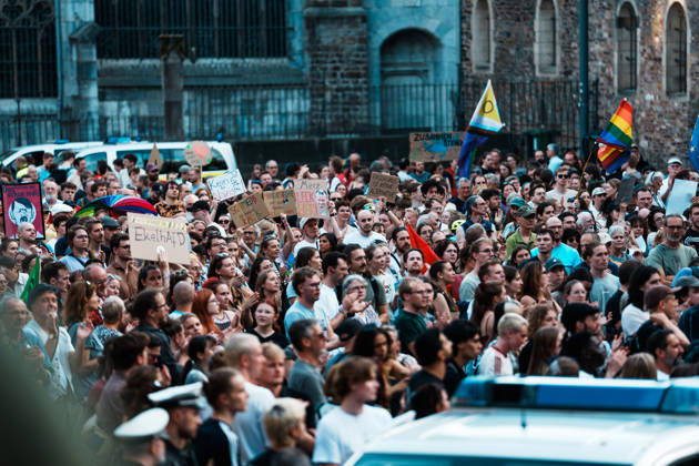 Deutschland, Aachen (Katschhof): Demo mit Tausenden Menschen am Tag nach der Landtagswahl in Sachsen - Anhalt, Demonstration, Protest, Anti - AfD, Anti - Faschismus, Schilder, Banner, Transparente, Flaggen, Menschenmenge vor Aachener Dom Copyright: xThiemoxRudolphx