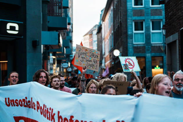 Deutschland, Aachen (Krämerstraße): Demo mit Tausenden Menschen am Tag nach der Landtagswahl in Sachsen - Anhalt, Demonstration, Protest, Anti - AfD, Anti - Faschismus, Schilder, Banner, Transparente, Flaggen, Menschenmenge, Demozug Copyright: xThiemoxRudolphx