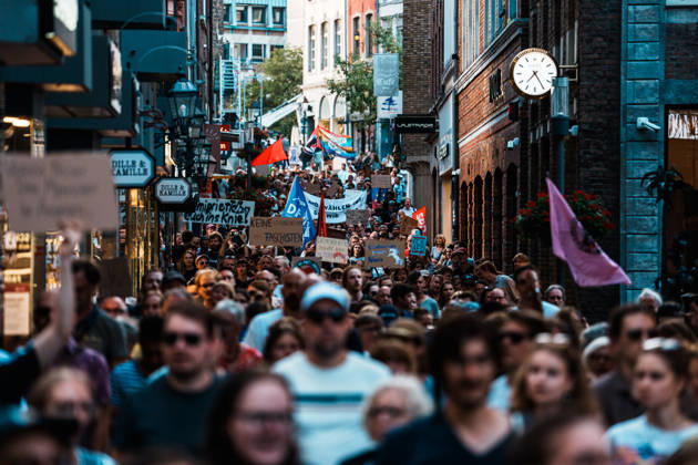Deutschland, Aachen (Krämerstraße): Demo mit Tausenden Menschen am Tag nach der Landtagswahl in Sachsen - Anhalt, Demonstration, Protest, Anti - AfD, Anti - Faschismus, Schilder, Banner, Transparente, Flaggen, Menschenmenge, Demozug Copyright: xThiemoxRudolphx