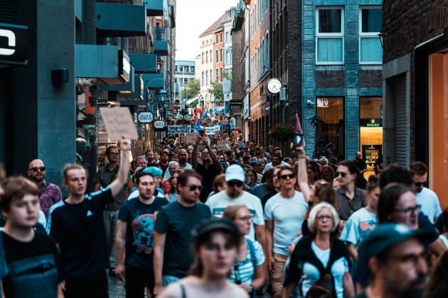 Deutschland, Aachen (Krämerstraße): Demo mit Tausenden Menschen am Tag nach der Landtagswahl in Sachsen - Anhalt, Demonstration, Protest, Anti - AfD, Anti - Faschismus, Schilder, Banner, Transparente, Flaggen, Menschenmenge, Demozug Copyright: xThiemoxRudolphx