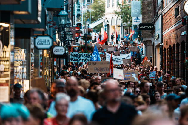 Deutschland, Aachen (Krämerstraße): Demo mit Tausenden Menschen am Tag nach der Landtagswahl in Sachsen - Anhalt, Demonstration, Protest, Anti - AfD, Anti - Faschismus, Schilder, Banner, Transparente, Flaggen, Menschenmenge, Demozug, Remigration Copyright: xThiemoxRudolphx