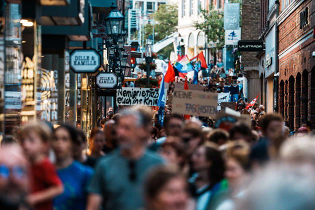 Deutschland, Aachen (Krämerstraße): Demo mit Tausenden Menschen am Tag nach der Landtagswahl in Sachsen - Anhalt, Demonstration, Protest, Anti - AfD, Anti - Faschismus, Schilder, Banner, Transparente, Flaggen, Menschenmenge, Demozug, Remigration Copyright: xThiemoxRudolphx