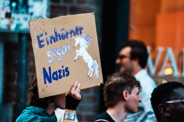 Deutschland, Aachen (Krämerstraße): Demo mit Tausenden Menschen am Tag nach der Landtagswahl in Sachsen - Anhalt, Demonstration, Protest, Anti - AfD, Anti - Faschismus, Schilder, Banner, Transparente, Flaggen, Menschenmenge, Demozug, Einhörner gegen Nazis Copyright: xThiemoxRudolphx