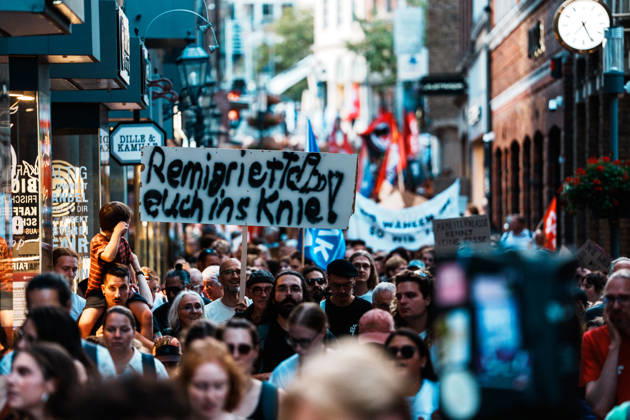 Deutschland, Aachen (Krämerstraße): Demo mit Tausenden Menschen am Tag nach der Landtagswahl in Sachsen - Anhalt, Demonstration, Protest, Anti - AfD, Anti - Faschismus, Schilder, Banner, Transparente, Flaggen, Menschenmenge, Demozug, Remigration Copyright: xThiemoxRudolphx
