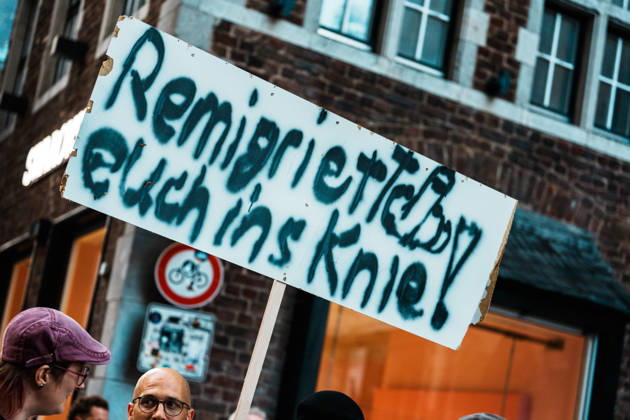 Deutschland, Aachen (Krämerstraße): Demo mit Tausenden Menschen am Tag nach der Landtagswahl in Sachsen - Anhalt, Demonstration, Protest, Anti - AfD, Anti - Faschismus, Schilder, Banner, Transparente, Flaggen, Menschenmenge, Demozug, Remigration Copyright: xThiemoxRudolphx