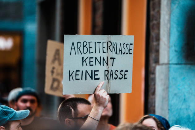 Deutschland, Aachen (Krämerstraße): Demo mit Tausenden Menschen am Tag nach der Landtagswahl in Sachsen - Anhalt, Demonstration, Protest, Anti - AfD, Anti - Faschismus, Schilder, Banner, Transparente, Flaggen, Menschenmenge, Demozug, Arbeiterklasse kennt keine Rasse Copyright: xThiemoxRudolphx