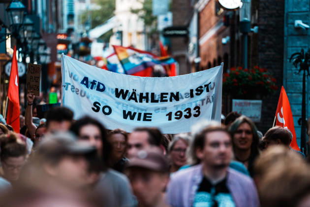 Deutschland, Aachen (Krämerstraße): Demo mit Tausenden Menschen am Tag nach der Landtagswahl in Sachsen - Anhalt, Demonstration, Protest, Anti - AfD, Anti - Faschismus, Schilder, Banner, Transparente, Flaggen, Menschenmenge, Demozug, 1933 Copyright: xThiemoxRudolphx
