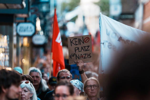 Deutschland, Aachen (Krämerstraße): Demo mit Tausenden Menschen am Tag nach der Landtagswahl in Sachsen - Anhalt, Demonstration, Protest, Anti - AfD, Anti - Faschismus, Schilder, Banner, Transparente, Flaggen, Menschenmenge, Demozug, Kein Platz für Nazis Copyright: xThiemoxRudolphx