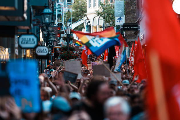 Deutschland, Aachen (Krämerstraße): Demo mit Tausenden Menschen am Tag nach der Landtagswahl in Sachsen - Anhalt, Demonstration, Protest, Anti - AfD, Anti - Faschismus, Schilder, Banner, Transparente, Flaggen, Menschenmenge, Demozug Copyright: xThiemoxRudolphx