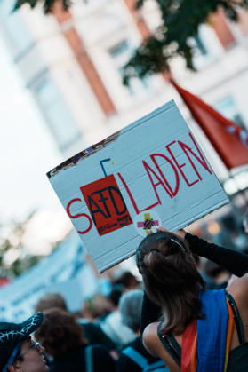 Deutschland, Aachen (Krämerstraße): Demo mit Tausenden Menschen am Tag nach der Landtagswahl in Sachsen - Anhalt, Demonstration, Protest, Anti - AfD, Anti - Faschismus, Schilder, Banner, Transparente, Flaggen, Menschenmenge, Demozug, Safdladen Copyright: xThiemoxRudolphx