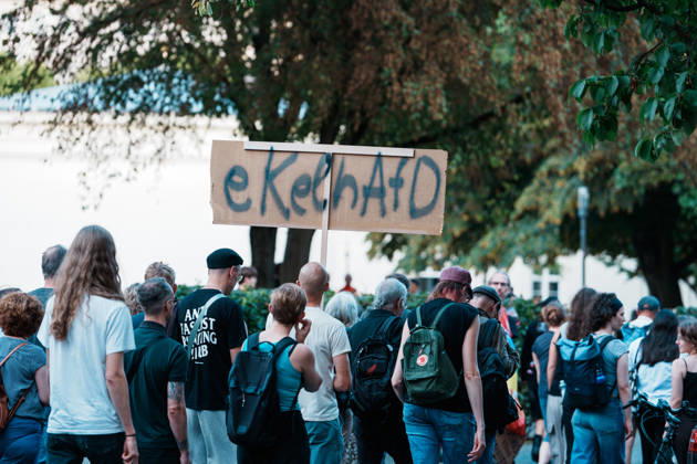 Deutschland, Aachen (Hartmannstraße): Demo mit Tausenden Menschen am Tag nach der Landtagswahl in Sachsen - Anhalt, Demonstration, Protest, Anti - AfD, Anti - Faschismus, Schilder, Banner, Transparente, Flaggen, Menschenmenge, Demozug, Ekelhafd Copyright: xThiemoxRudolphx