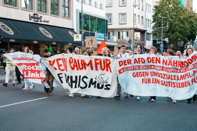 Deutschland, Aachen (Elisenbrunnen): Demo mit Tausenden Menschen am Tag nach der Landtagswahl in Sachsen - Anhalt, Demonstration, Protest, Anti - AfD, Anti - Faschismus, Schilder, Banner, Transparente, Flaggen, Menschenmenge, Demozug, Kein Raum für Faschismus Copyright: xThiemoxRudolphx