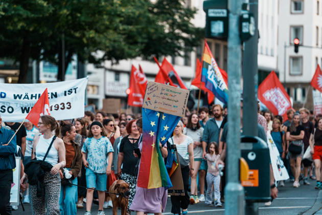 Deutschland, Aachen (Elisenbrunnen): Demo mit Tausenden Menschen am Tag nach der Landtagswahl in Sachsen - Anhalt, Demonstration, Protest, Anti - AfD, Anti - Faschismus, Schilder, Banner, Transparente, Flaggen, Menschenmenge, Demozug, Vielfalt, Europa Copyright: xThiemoxRudolphx