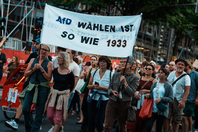 Deutschland, Aachen (Elisenbrunnen): Demo mit Tausenden Menschen am Tag nach der Landtagswahl in Sachsen - Anhalt, Demonstration, Protest, Anti - AfD, Anti - Faschismus, Schilder, Banner, Transparente, Flaggen, Menschenmenge, Demozug, 1933 Copyright: xThiemoxRudolphx