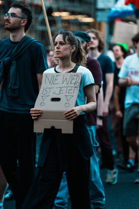Deutschland, Aachen (Elisenbrunnen): Demo mit Tausenden Menschen am Tag nach der Landtagswahl in Sachsen - Anhalt, Demonstration, Protest, Anti - AfD, Anti - Faschismus, Schilder, Banner, Transparente, Flaggen, Menschenmenge, Demozug, Nie wieder ist jetzt Copyright: xThiemoxRudolphx