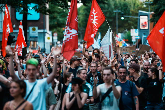 Deutschland, Aachen (Elisenbrunnen): Demo mit Tausenden Menschen am Tag nach der Landtagswahl in Sachsen - Anhalt, Demonstration, Protest, Anti - AfD, Anti - Faschismus, Schilder, Banner, Transparente, Flaggen, Menschenmenge, Demozug Copyright: xThiemoxRudolphx