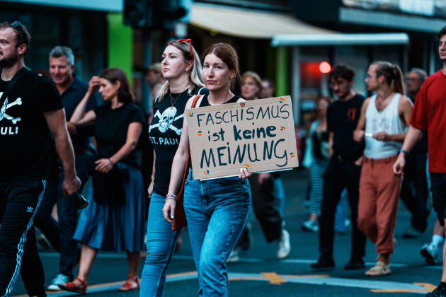 Deutschland, Aachen (Elisenbrunnen): Demo mit Tausenden Menschen am Tag nach der Landtagswahl in Sachsen - Anhalt, Demonstration, Protest, Anti - AfD, Anti - Faschismus, Schilder, Banner, Transparente, Flaggen, Menschenmenge, Demozug, Faschismus ist keine Meinung Copyright: xThiemoxRudolphx